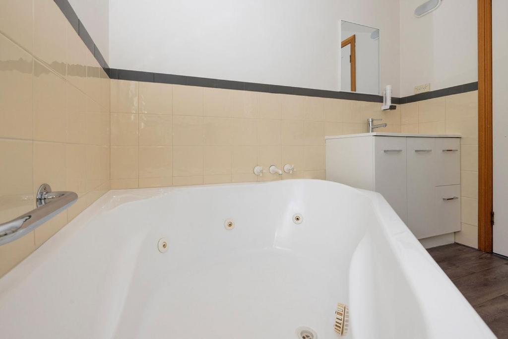 Kitty'S Cottages - Managed By Big4 Strahan Holiday Retreat ภายนอก รูปภาพ